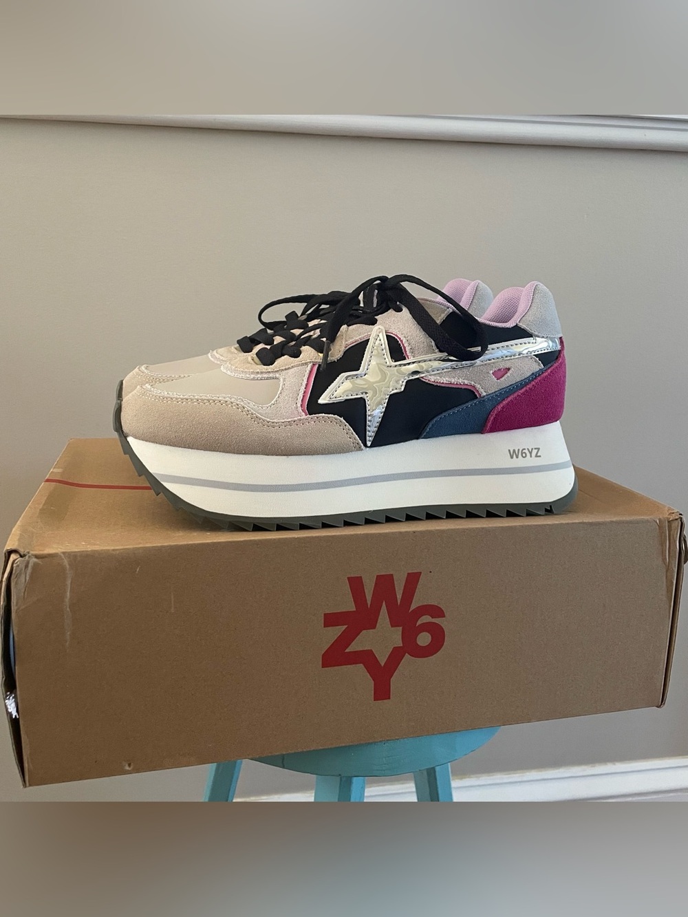 W6YZ Deva Sneakers Beige Black Fuchsia Metallic Silver Women’s Sz 39 NEW IN BOX